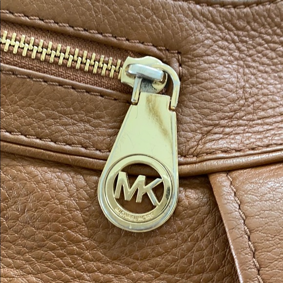 Micheal Kors leather handbag - Picture 2 of 3